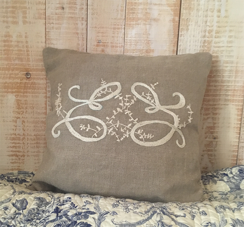 Coussin brodé Monogram Design LiseMessonnet Assitette